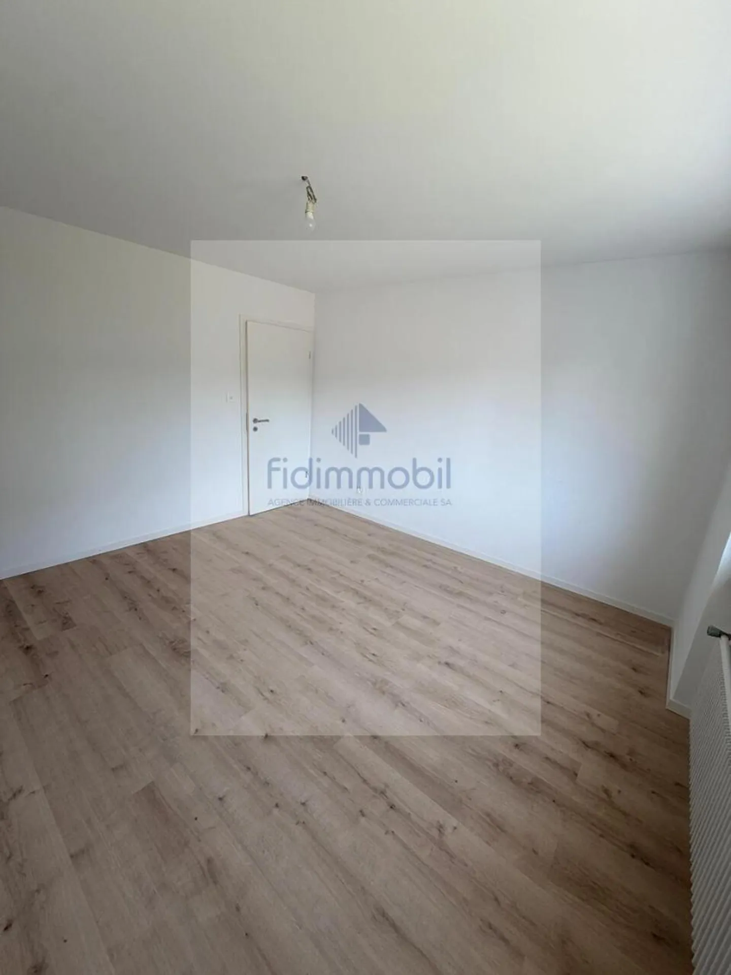 Completely renovated 4-room apartment - Photo 3 of 6