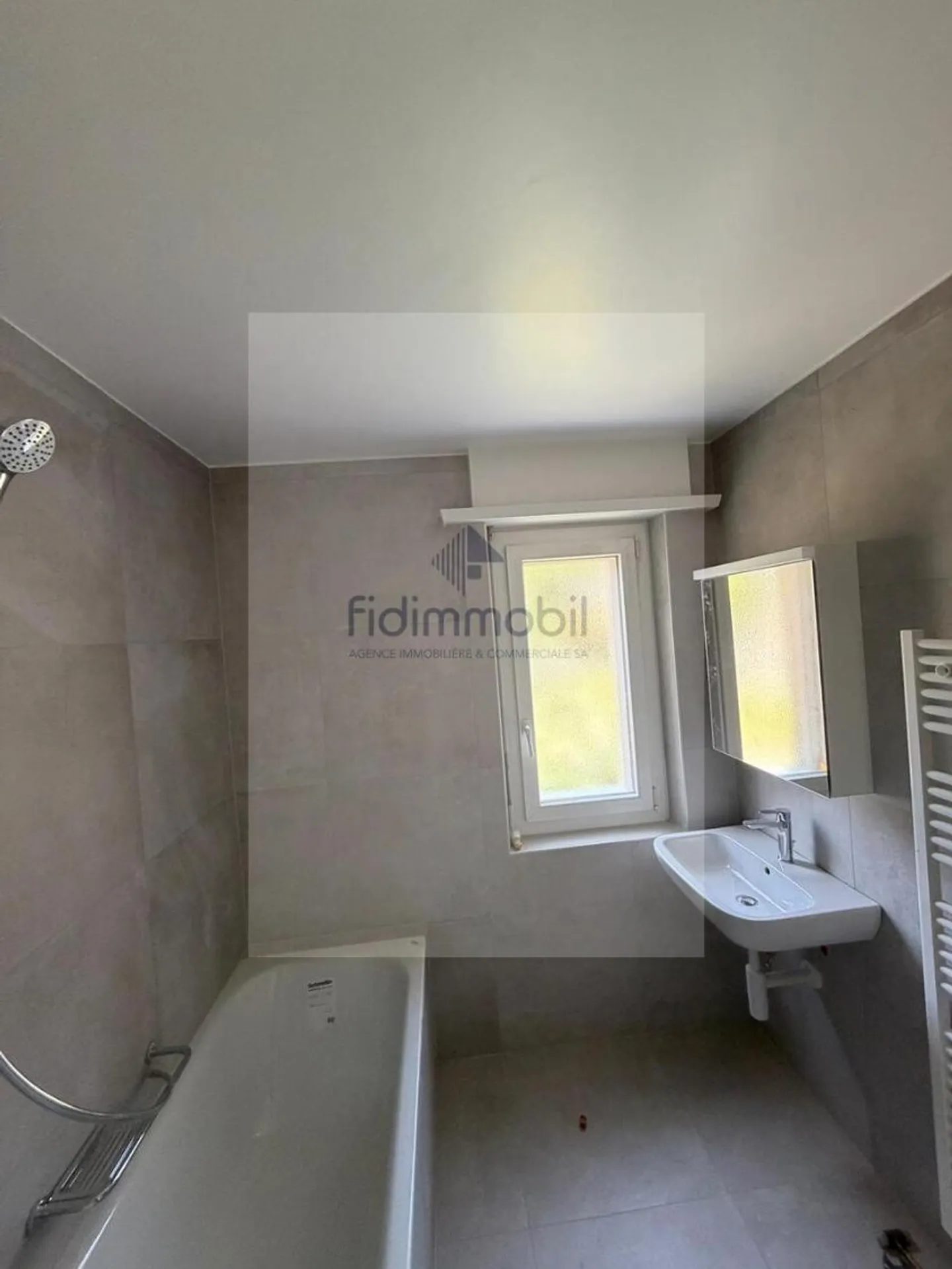 Completely renovated 4-room apartment - Photo 4 of 6
