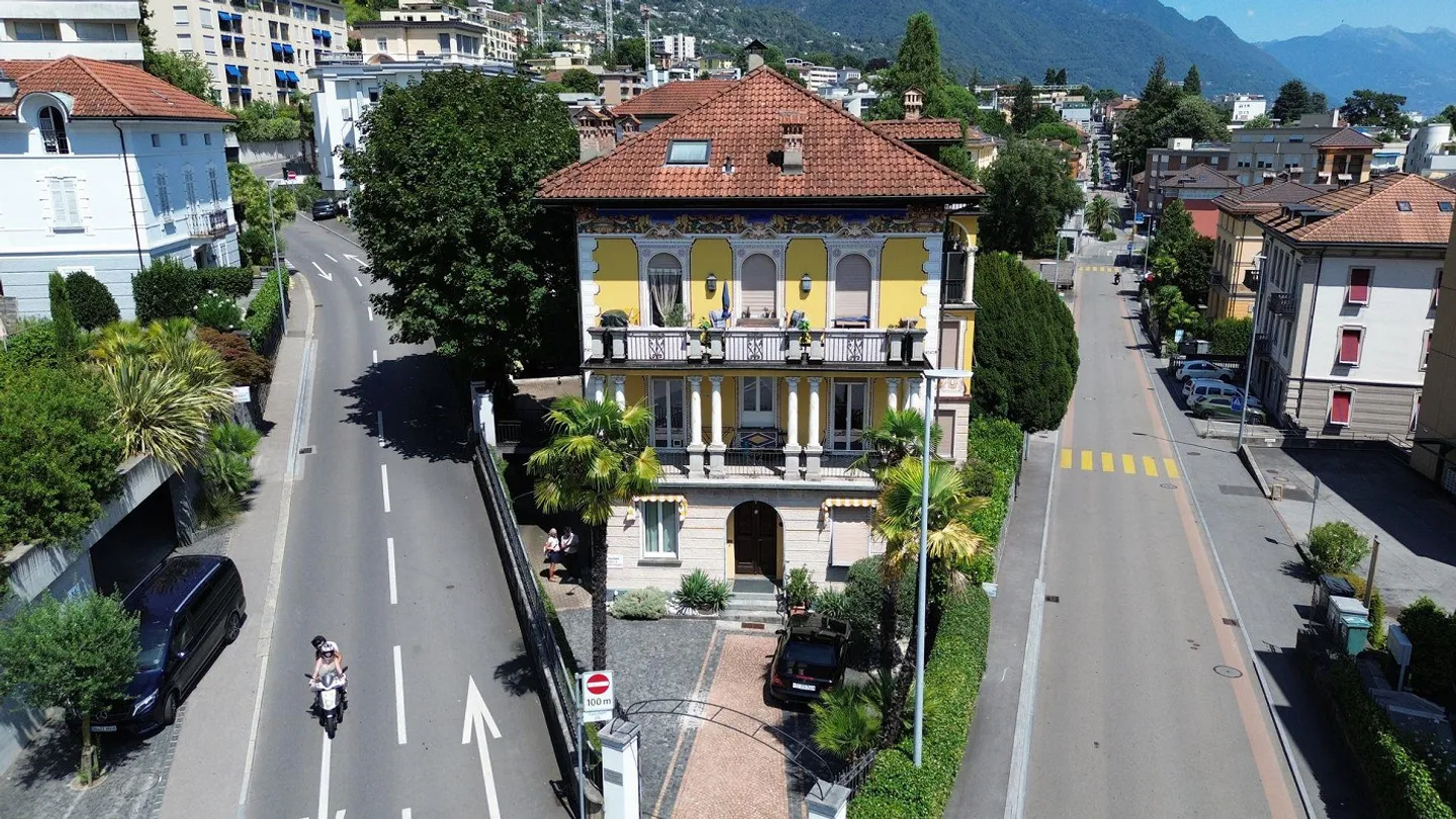 Elegant commercial space in a historic villa in a strategic location - Photo 8 of 9