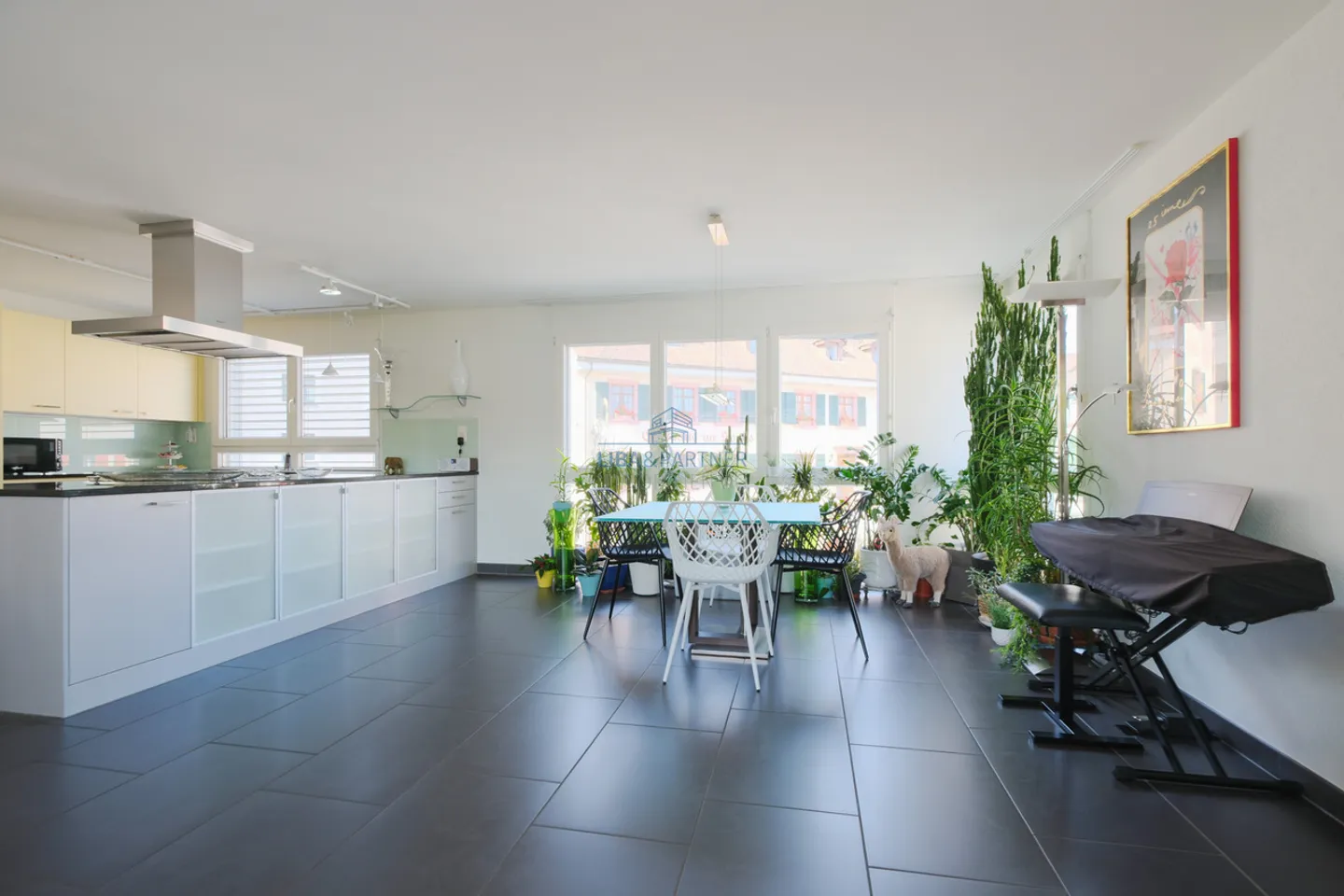 Ampio e moderno appartamento di 3,5 stanze con balcone e stanza hobby ad Aesch - Foto 2 di 13