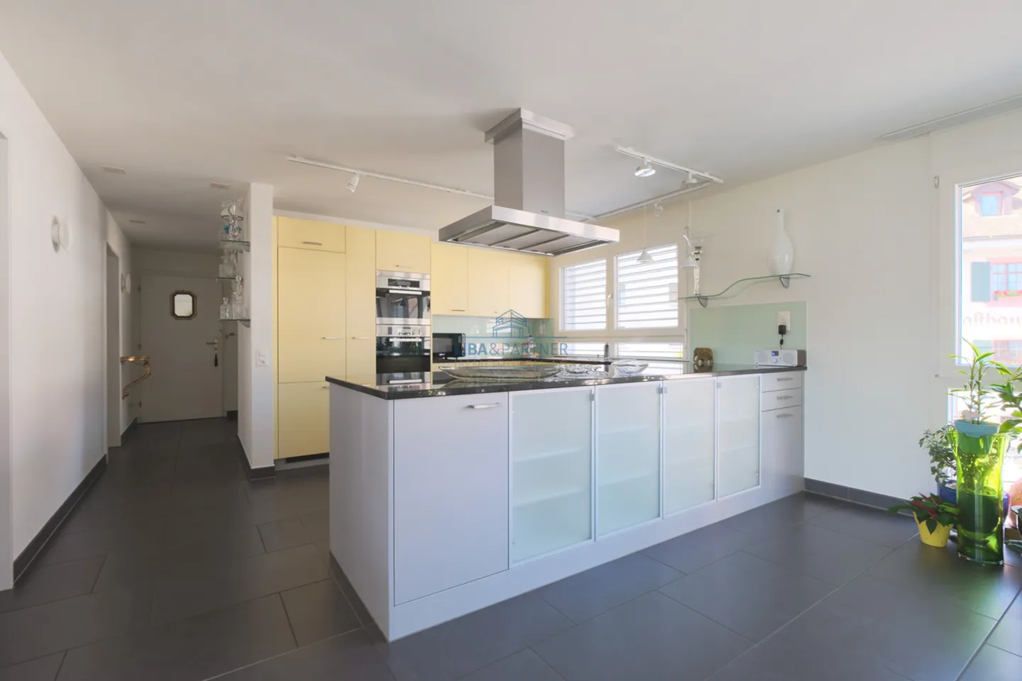 Grosszügige, moderne 3.5-Z'Wohnung mit Balkon und Hobbyraum in Aesch - Foto 3 von 11