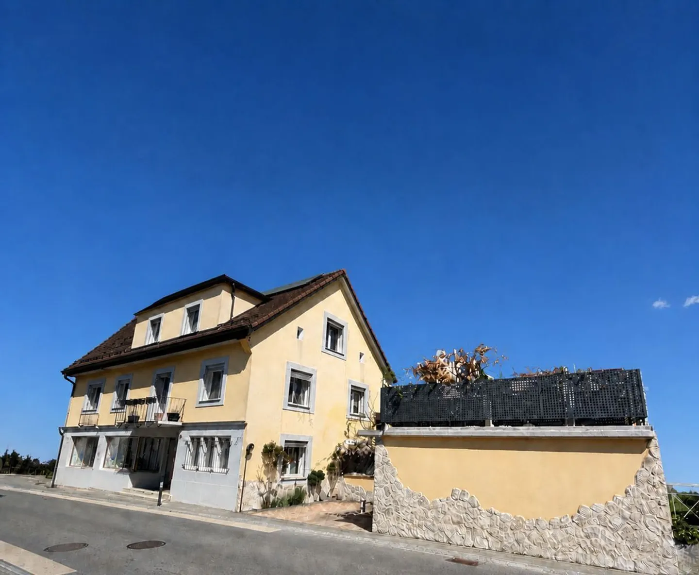 Bâtiment avec 2 appartements, un espace commercial - 2 chambres - 2 places de parking et un garage/terrasse au centre du village - Photo 1 sur 13