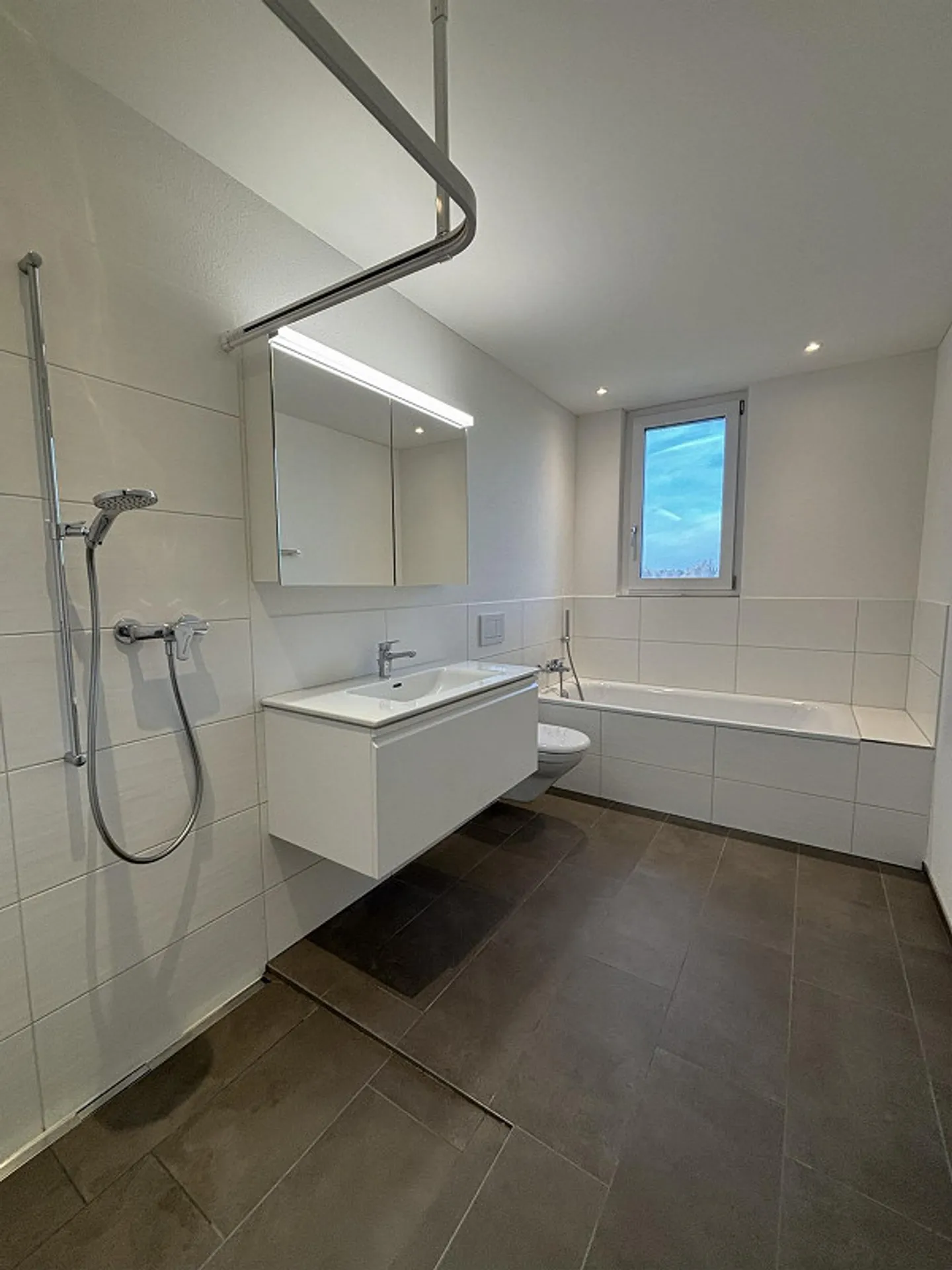 Ampio appartamento al piano terra in una posizione tranquilla - Foto 4 di 7