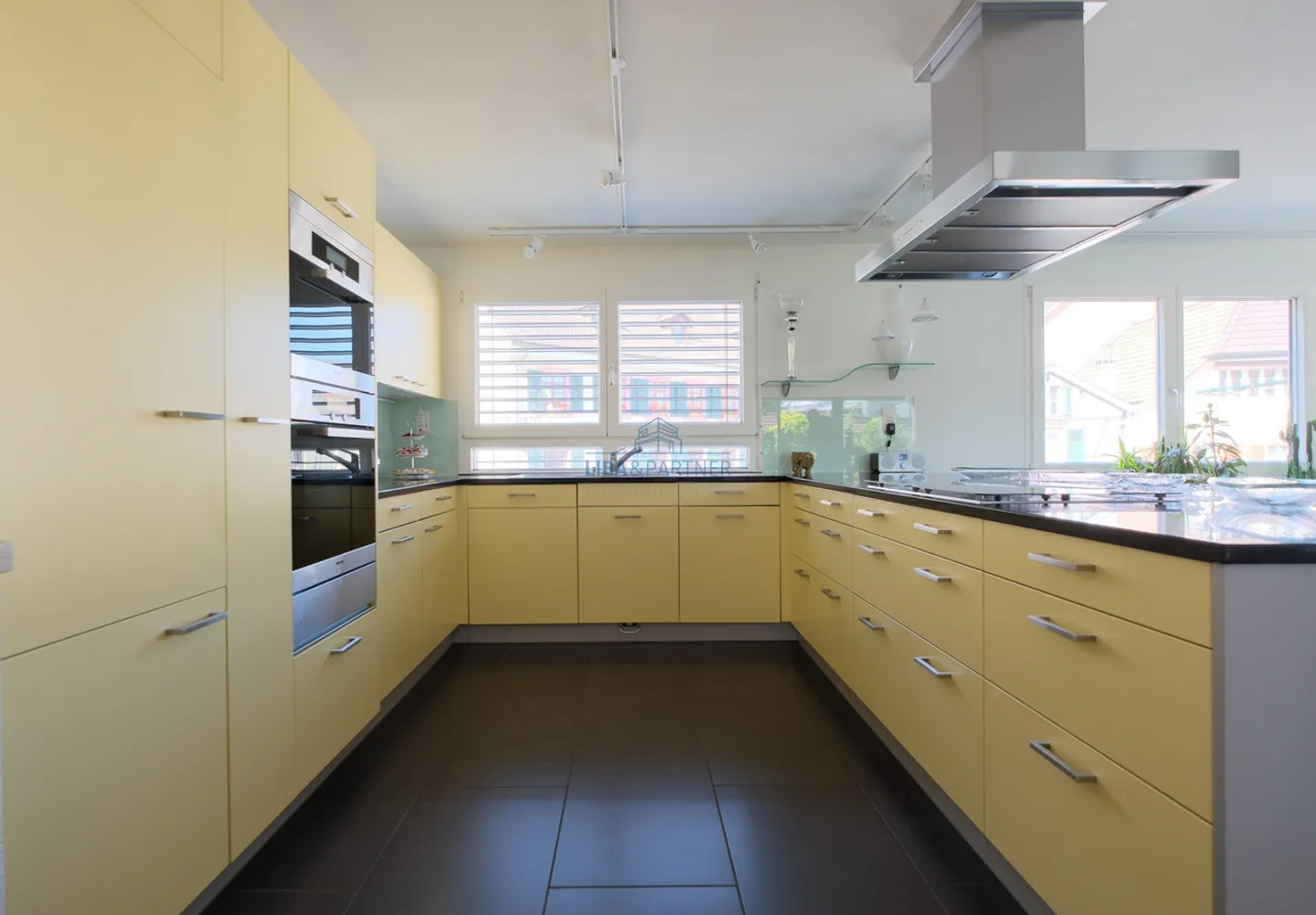 Ampio e moderno appartamento di 3,5 stanze con balcone e stanza hobby ad Aesch - Foto 4 di 13