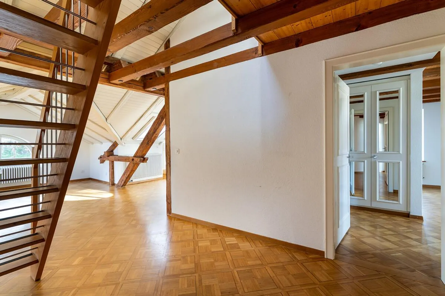 Zürich : appartement historique avec galerie et cheminée - Photo 2 sur 5