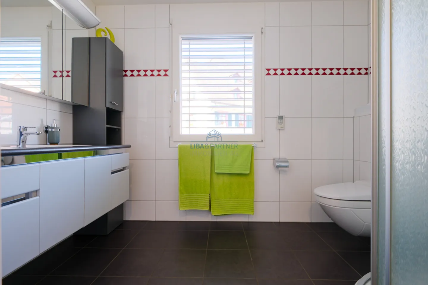 Grosszügige, moderne 3.5-Z'Wohnung mit Balkon und Hobbyraum in Aesch - Foto 8 von 11