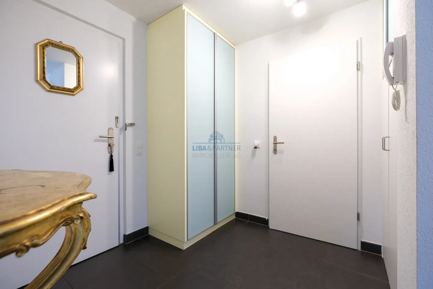 Grosszügige, moderne 3.5-Z'Wohnung mit Balkon und Hobbyraum in Aesch - Foto 9 von 11