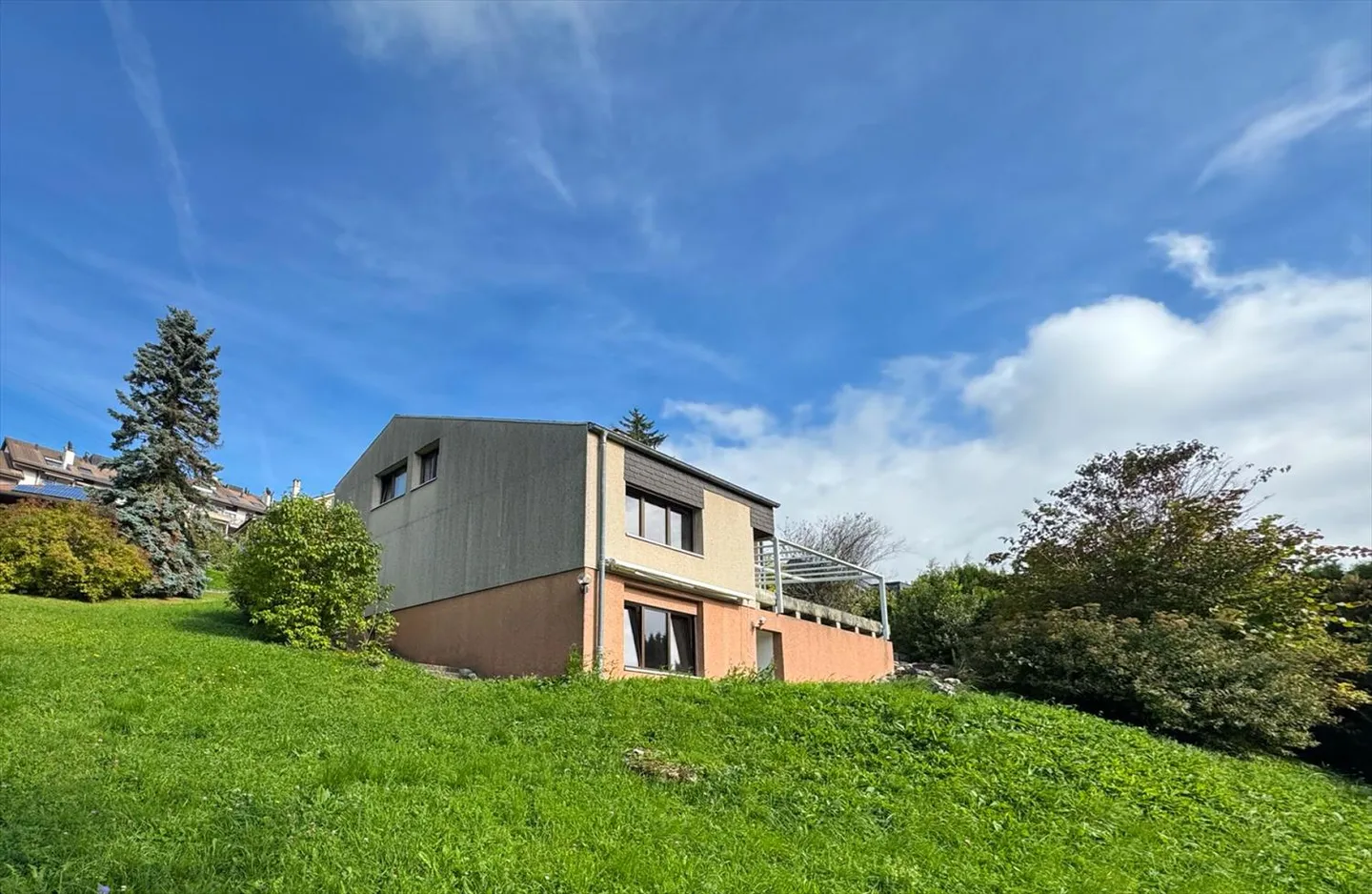 Building with a 5.5-room apartment + a studio with a view of the lake - Photo 1 of 13