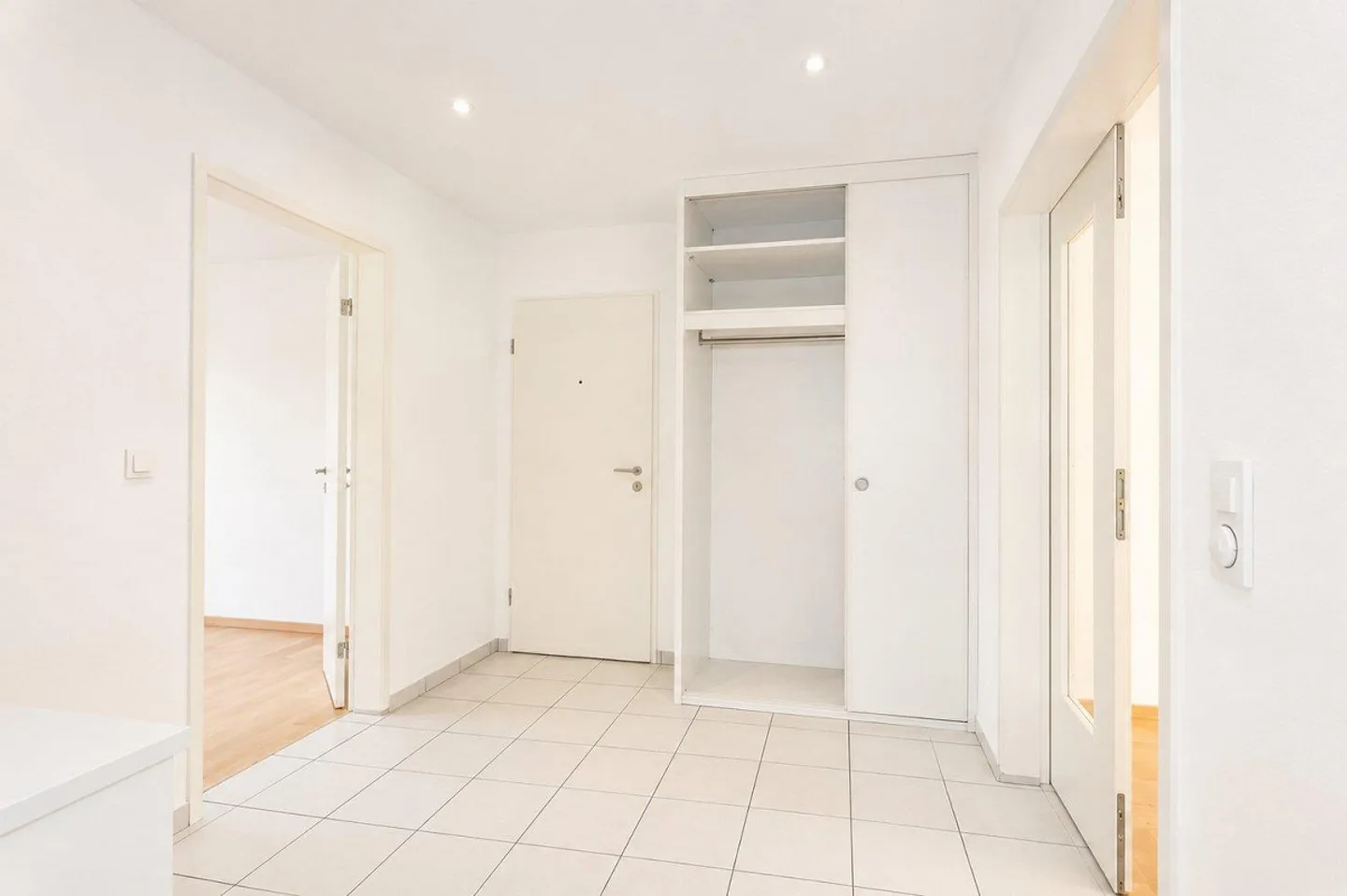 Spacious 4.5-room apartment with winter garden in Bottmingen - Photo 3 of 13
