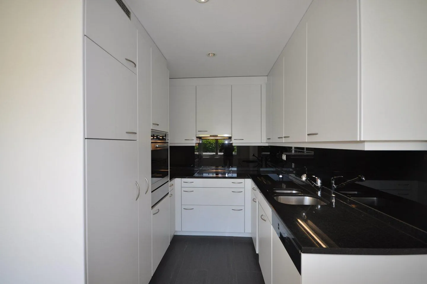 Spacious 4.5-room apartment with winter garden in Bottmingen - Photo 8 of 13