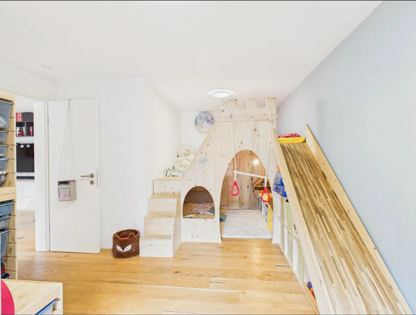 Occasione rara: proprietà spaziosa con due case residenziali, appartamento e fienile - Foto 18 di 20