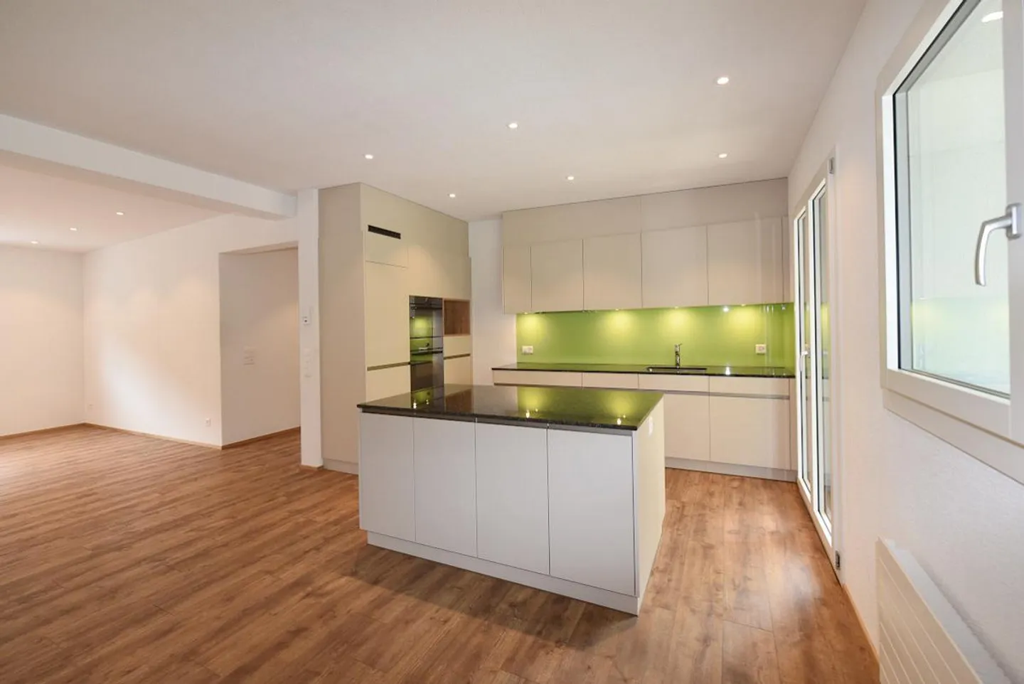 Bureaux modernes et espaces commerciaux combinés avec un penthouse attrayant... - Photo 4 sur 12