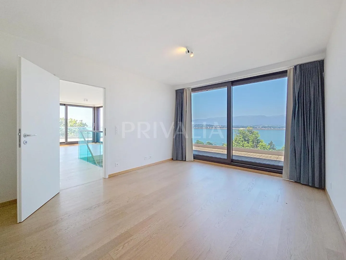 Exceptional duplex penthouse offering a panoramic view of the lake and the mountains - Photo 7 of 11
