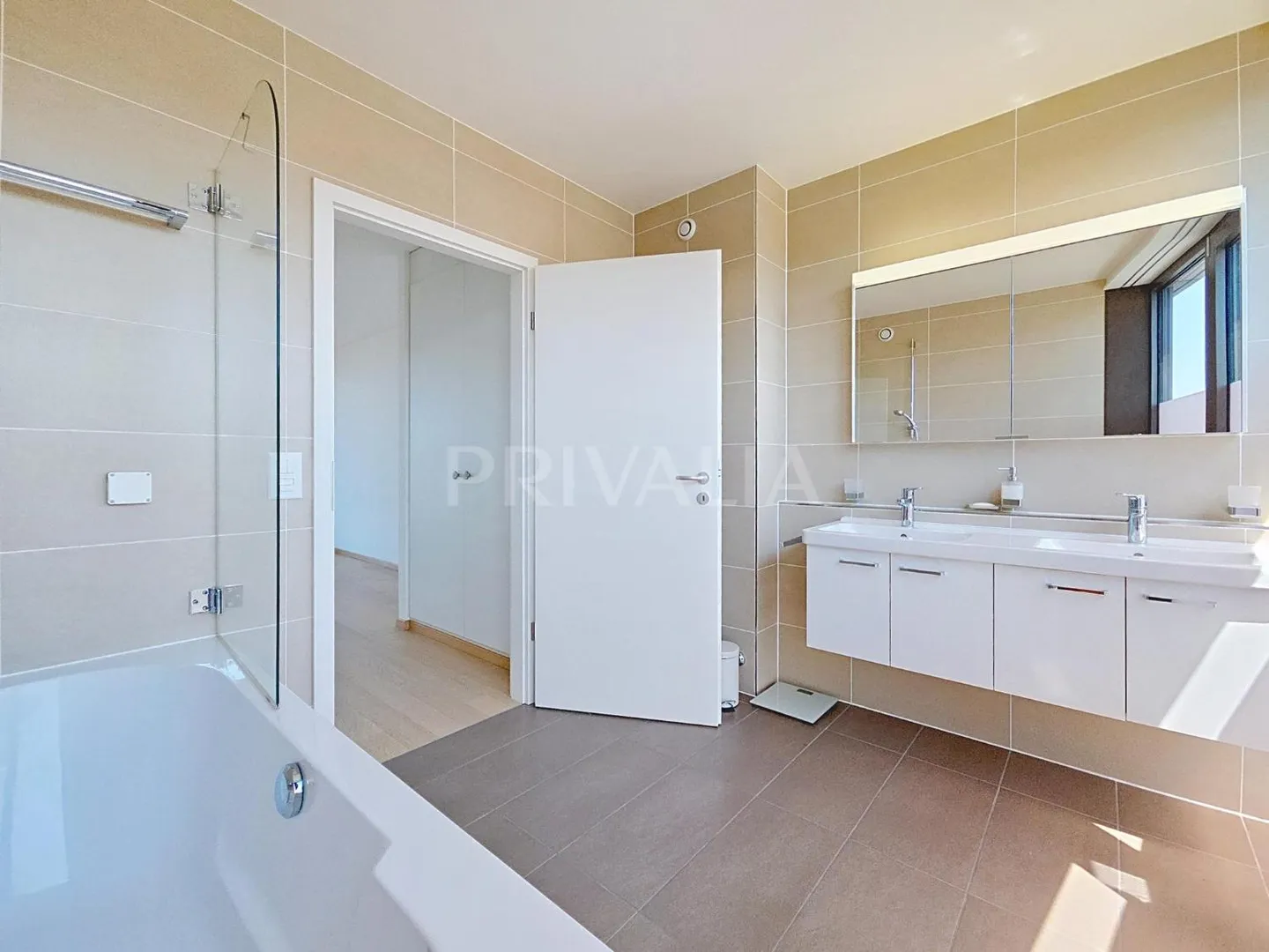 Exceptional duplex penthouse offering a panoramic view of the lake and the mountains - Photo 8 of 11