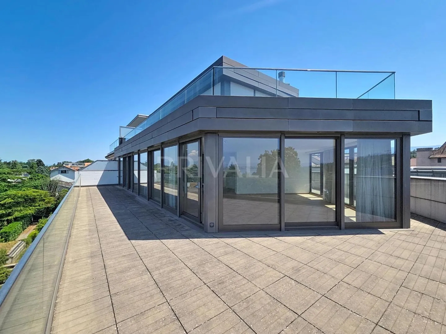 Exceptional duplex penthouse offering a panoramic view of the lake and the mountains - Photo 10 of 11