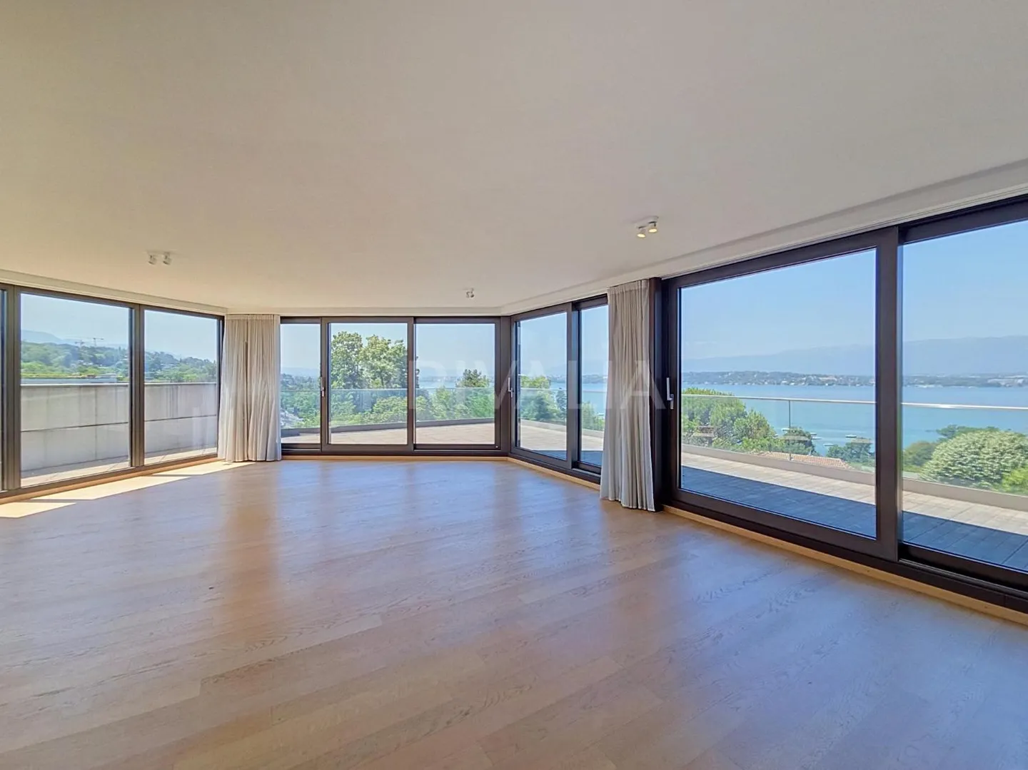 Exceptional duplex penthouse offering a panoramic view of the lake and the mountains - Photo 2 of 11