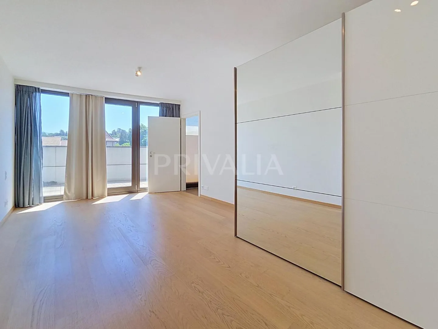 Exceptional duplex penthouse offering a panoramic view of the lake and the mountains - Photo 4 of 11