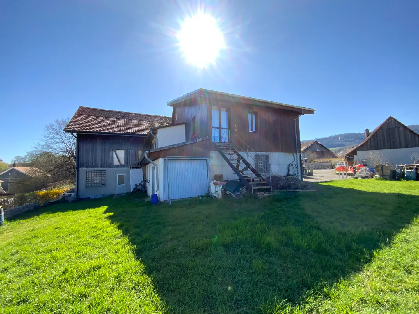 Bâtiment à rénover au centre du village. - Photo 1 sur 12