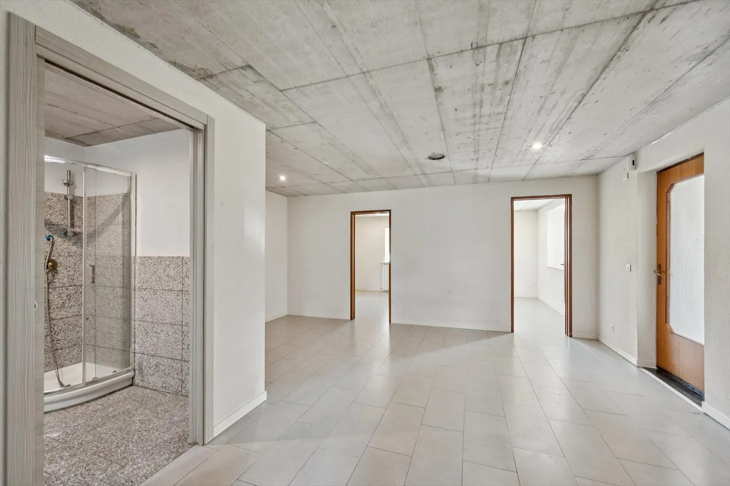 Bâtiment à rénover au centre du village. - Photo 5 sur 12