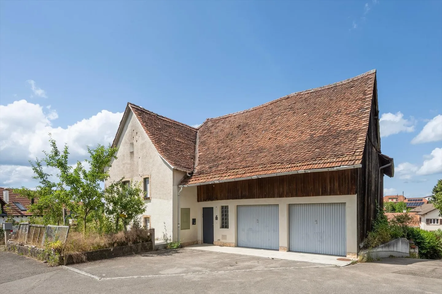 Bâtiment à rénover au centre du village. - Photo 6 sur 12