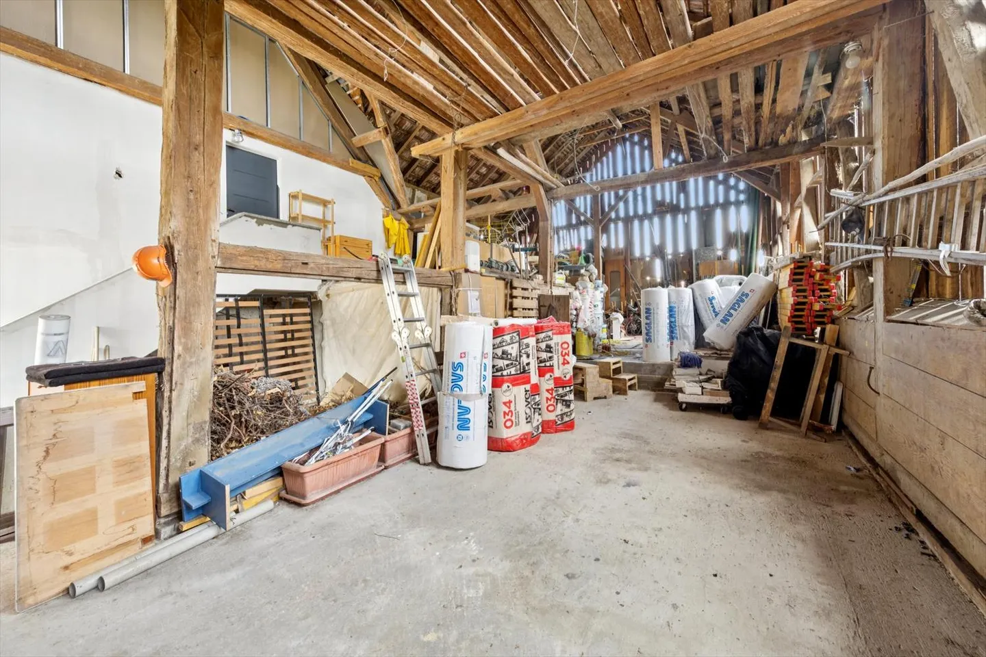 Bâtiment à rénover au centre du village. - Photo 8 sur 12