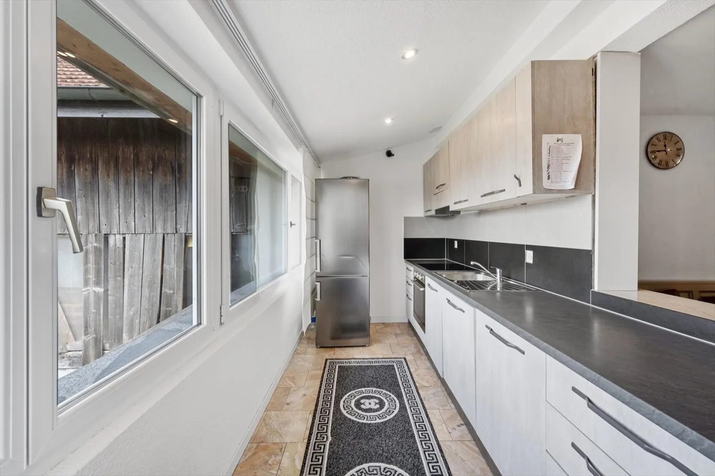 Bâtiment à rénover au centre du village. - Photo 9 sur 12