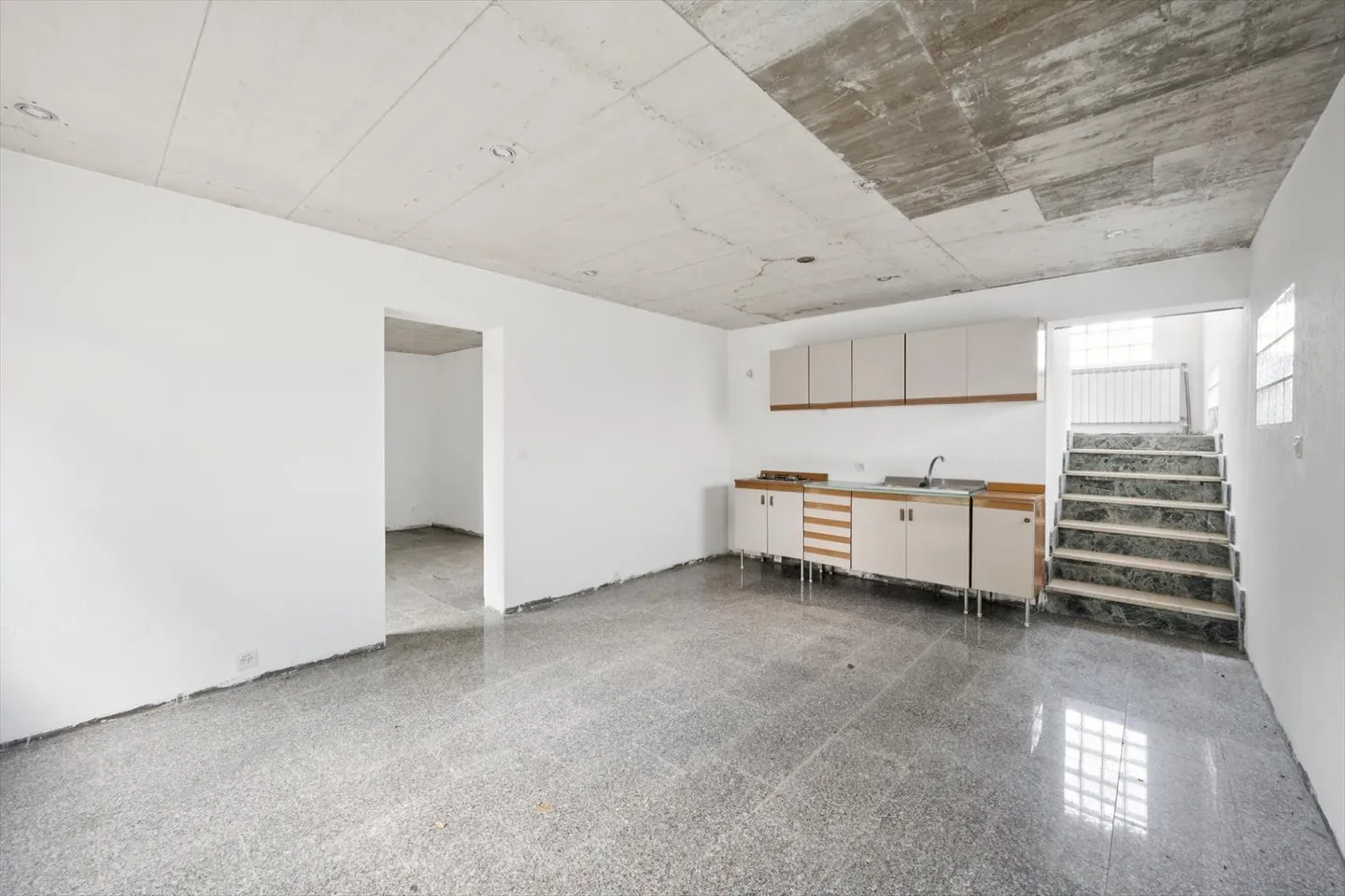 Bâtiment à rénover au centre du village. - Photo 11 sur 12