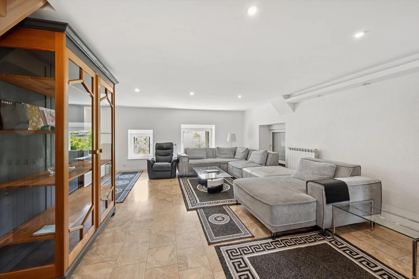 Bâtiment à rénover au centre du village. - Photo 2 sur 12