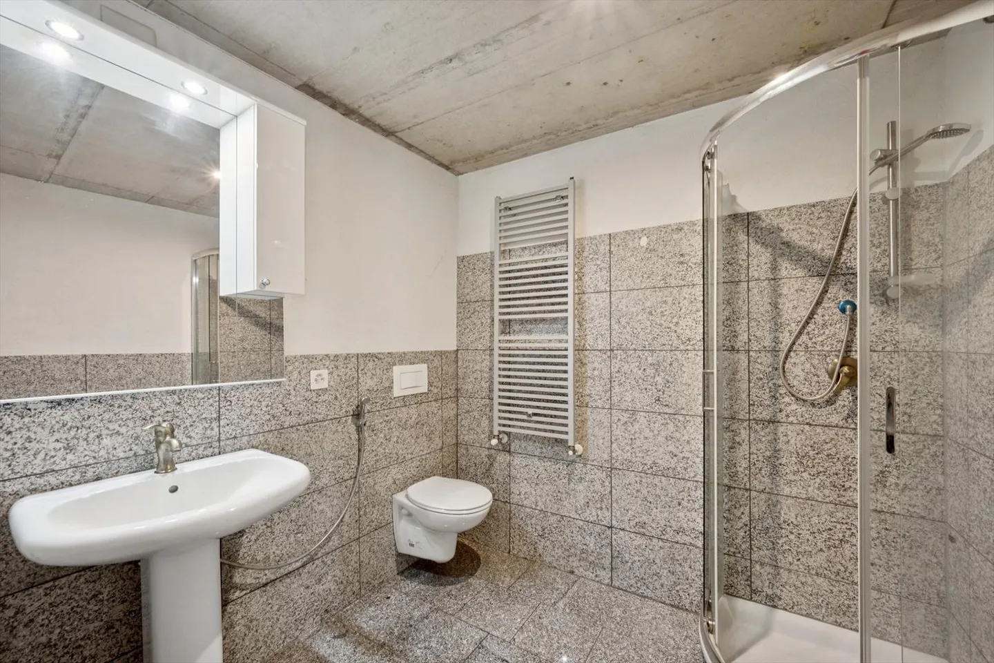 Bâtiment à rénover au centre du village. - Photo 3 sur 12