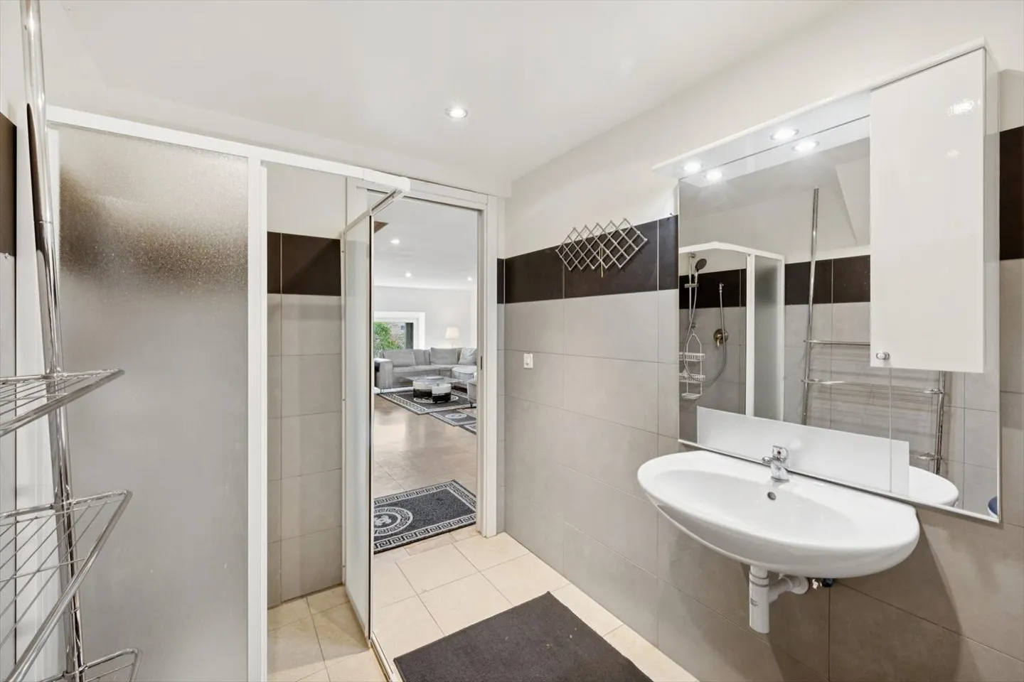 Bâtiment à rénover au centre du village. - Photo 4 sur 12