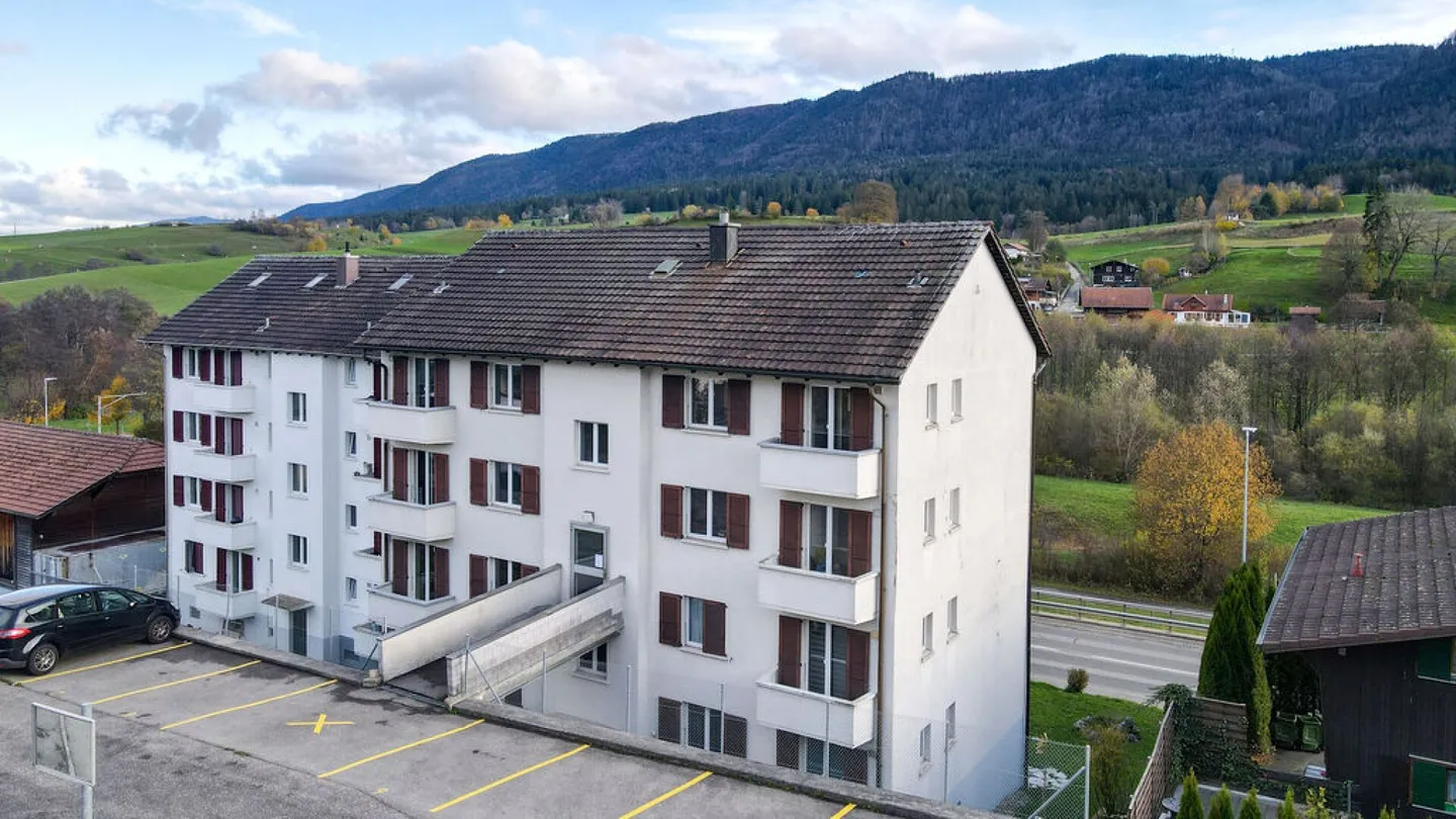 Tavannes, Ertragsgebäude mit 8 Wohnungen, 2 Garagen und 7 Parkplätzen - Foto 3 von 10