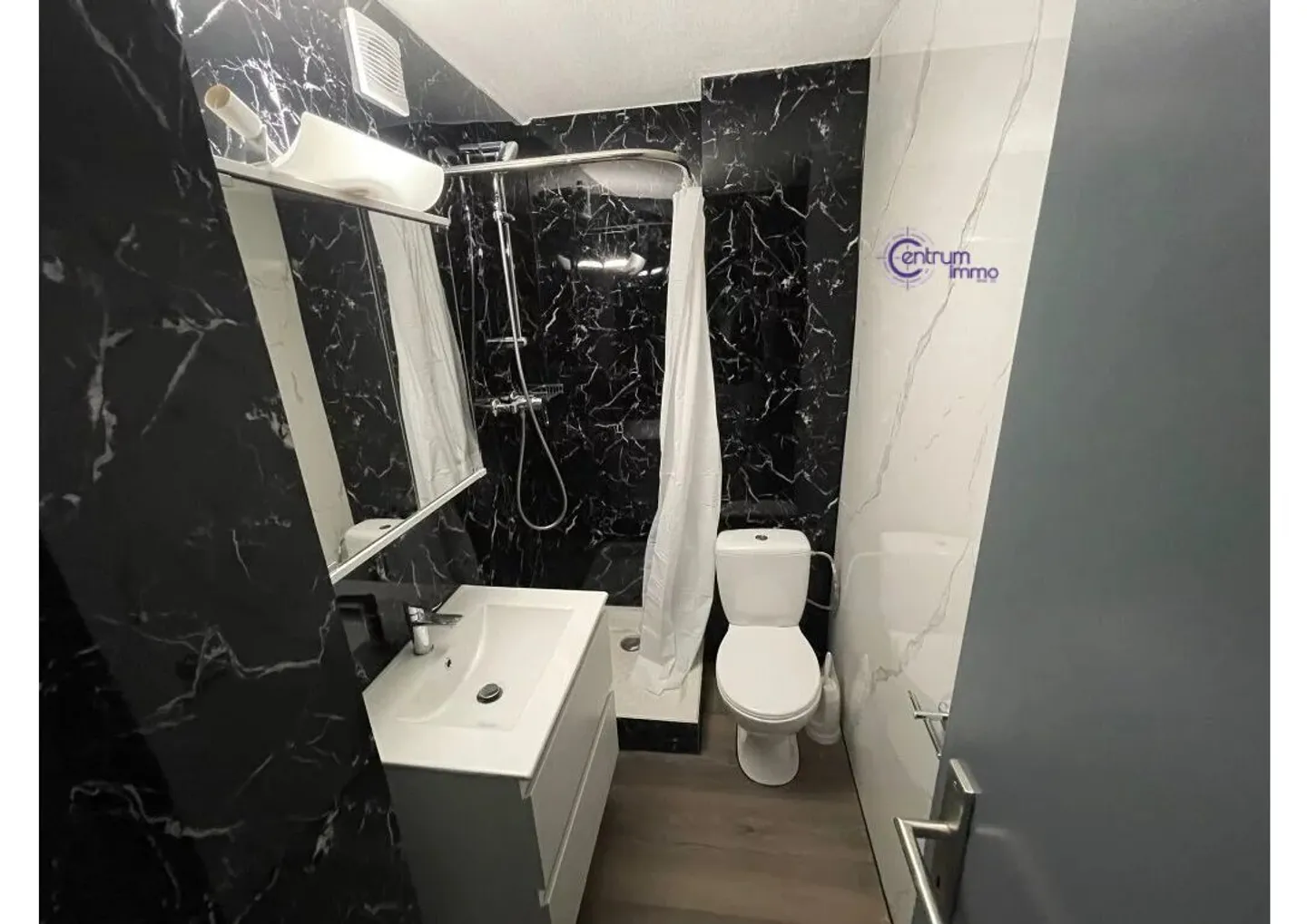 Vollständig renoviertes Gebäude - Foto 2 von 13