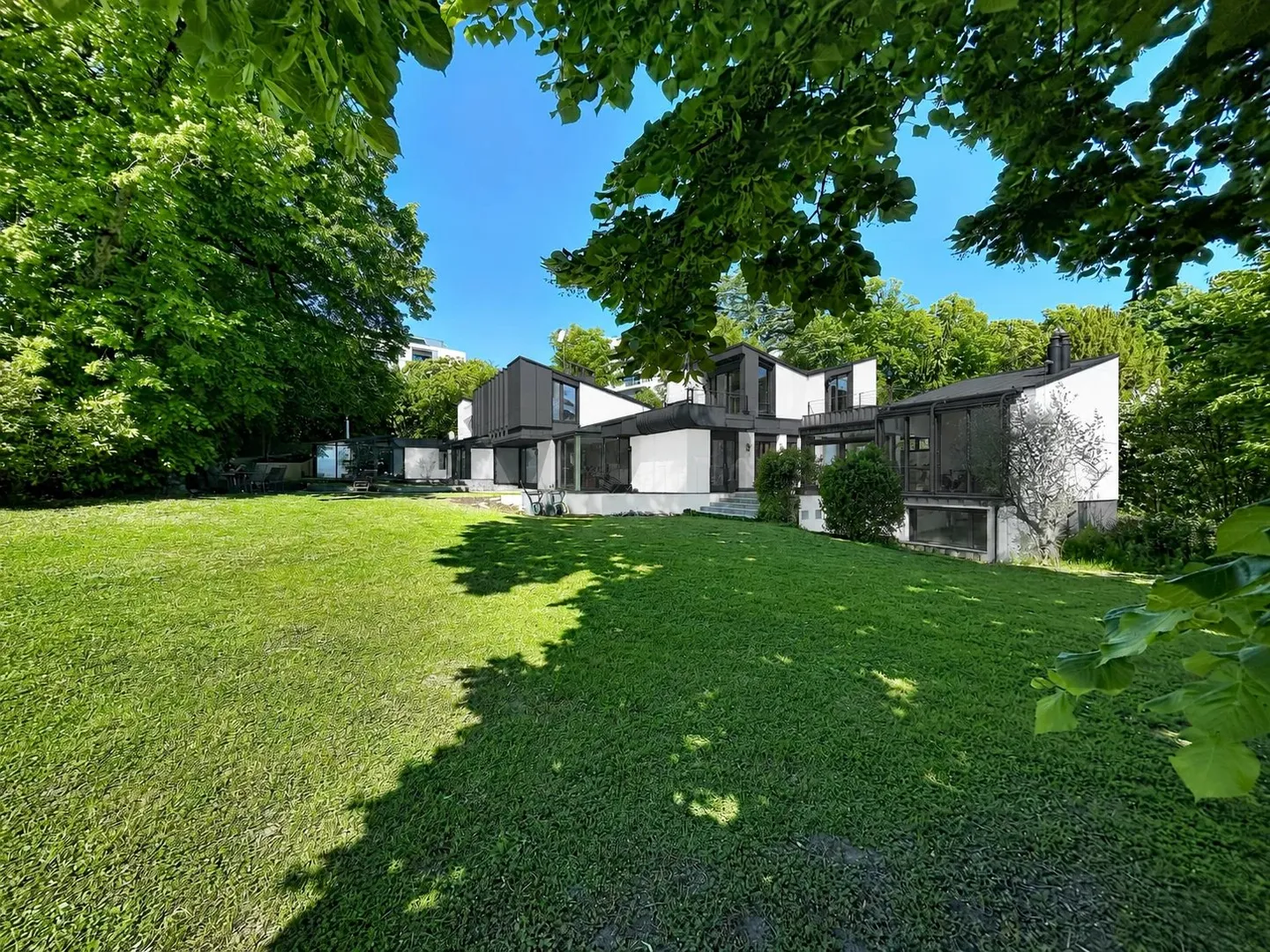 Zeitgenössische Villa mit Seeblick - Foto 1 von 10