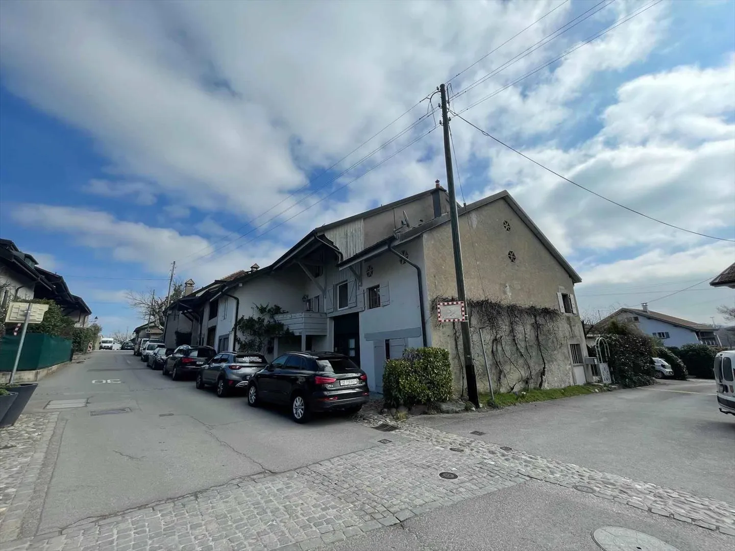 9-room House - Photo 1 of 9