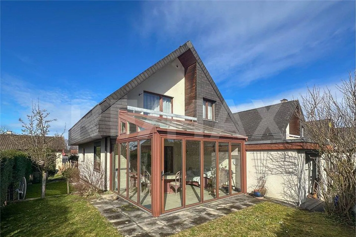 Detached single-family house with indoor pool and sauna - Photo 1 of 13