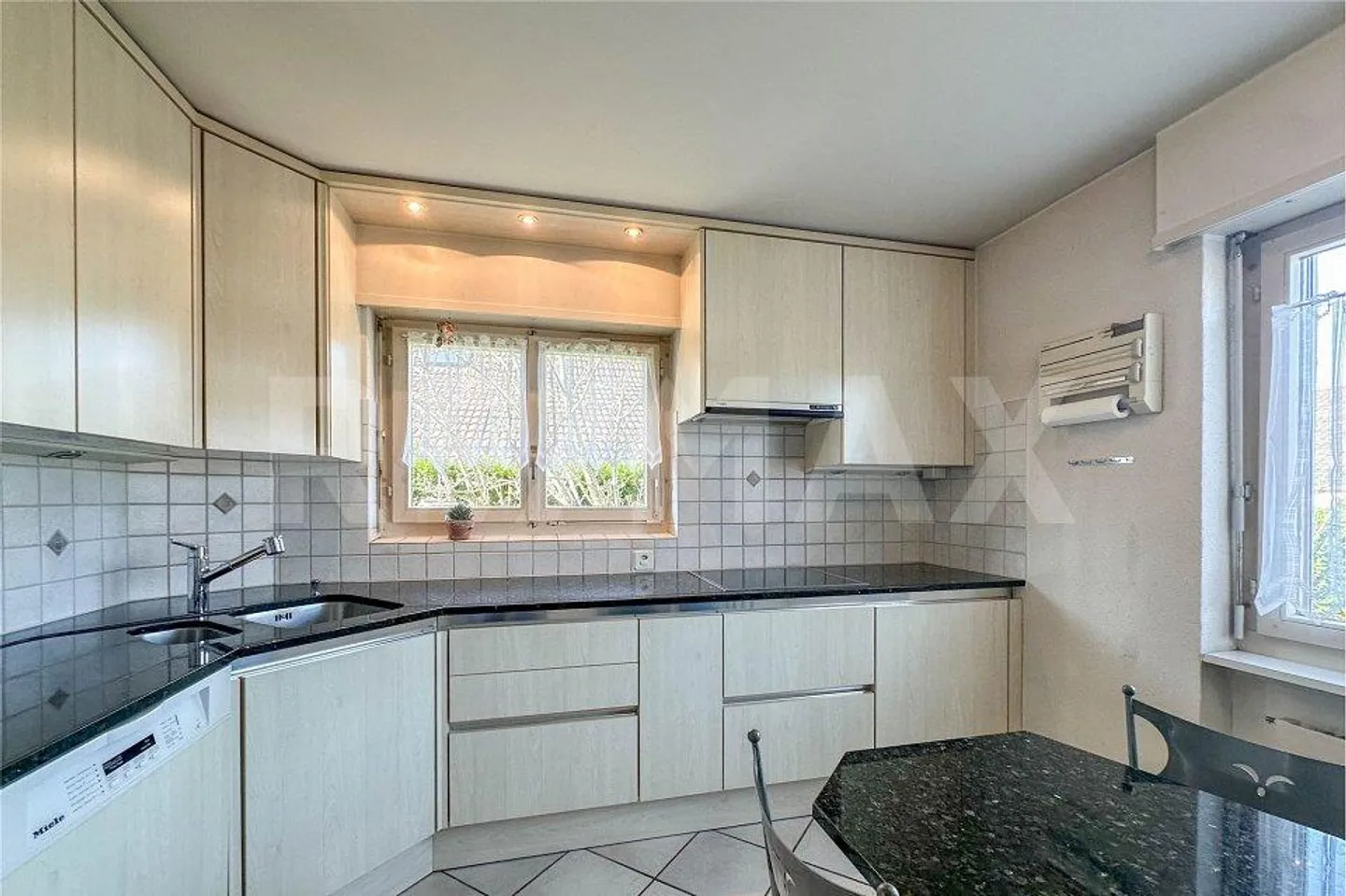 Detached single-family house with indoor pool and sauna - Photo 8 of 13