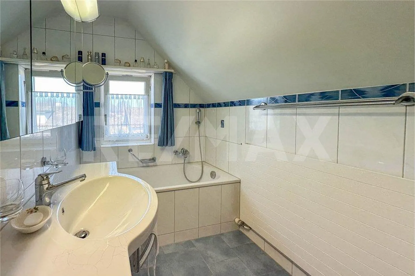 Detached single-family house with indoor pool and sauna - Photo 12 of 13