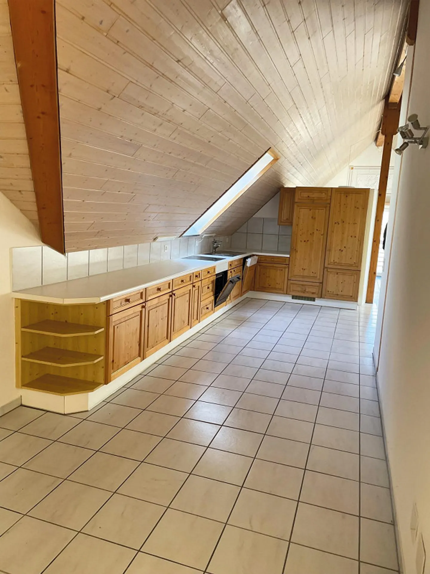 Expérience de vie dans un ancien bâtiment spacieux avec vue et charme - Photo 2 sur 9