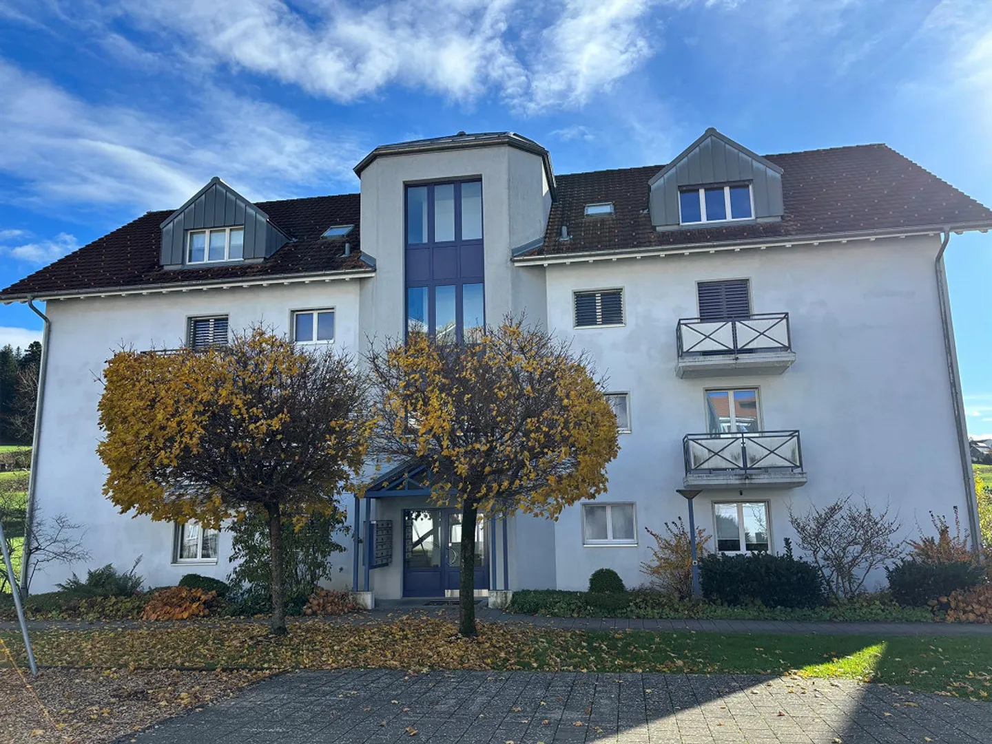 Grosszügige, helle  4 1/2 Zimmerwohnung mit Sicht ins Grüne - Foto 1 von 10