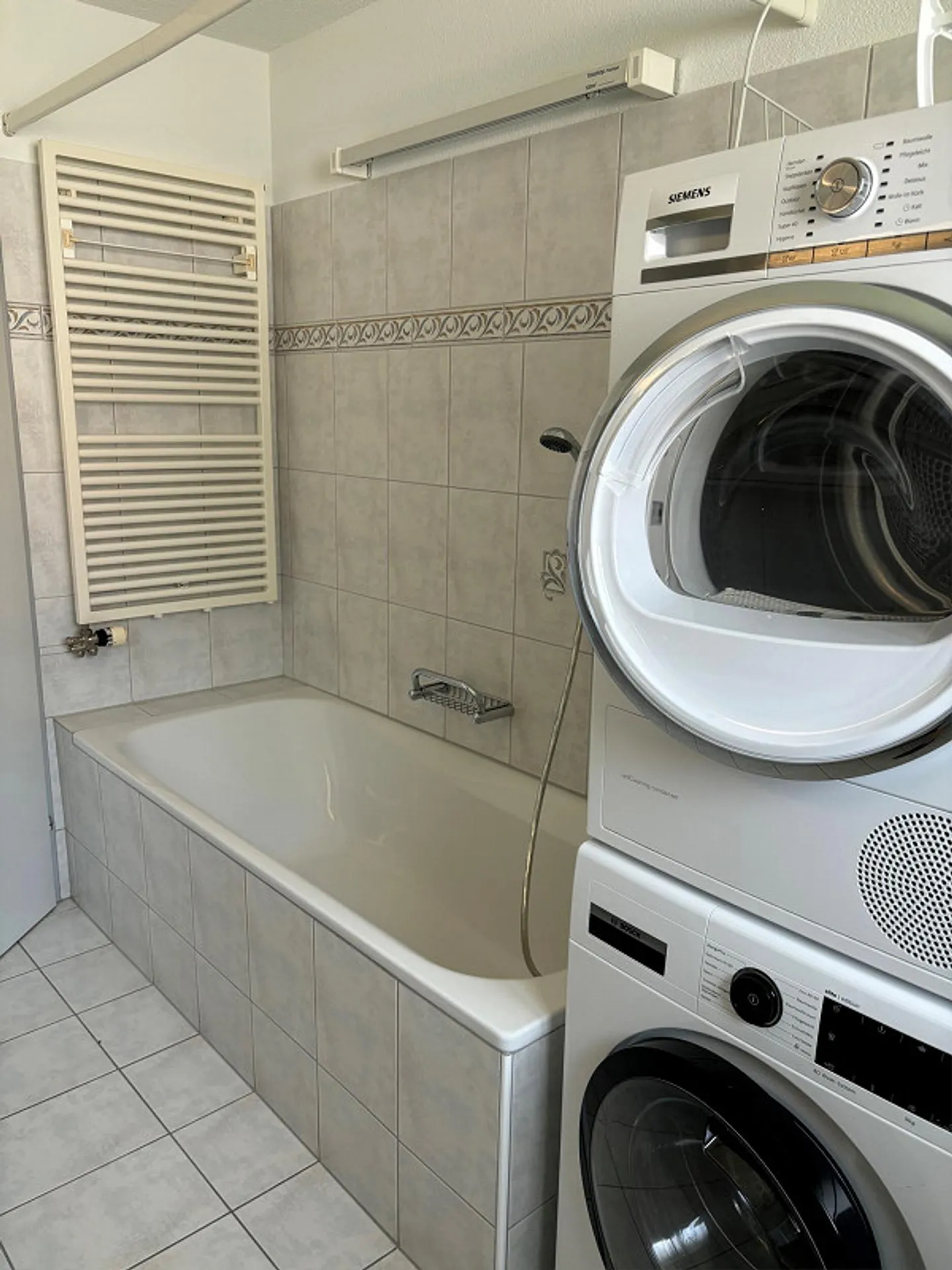 Grosszügige, helle  4 1/2 Zimmerwohnung mit Sicht ins Grüne - Foto 4 von 10