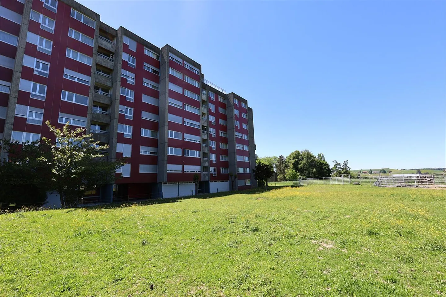 LUMINEUX APPARTEMENT TRAVERSANT DE 3.5 PIÈCES AU 6EME ÉTAGE AVEC BELLE VUE ET EN - Photo 5 sur 13