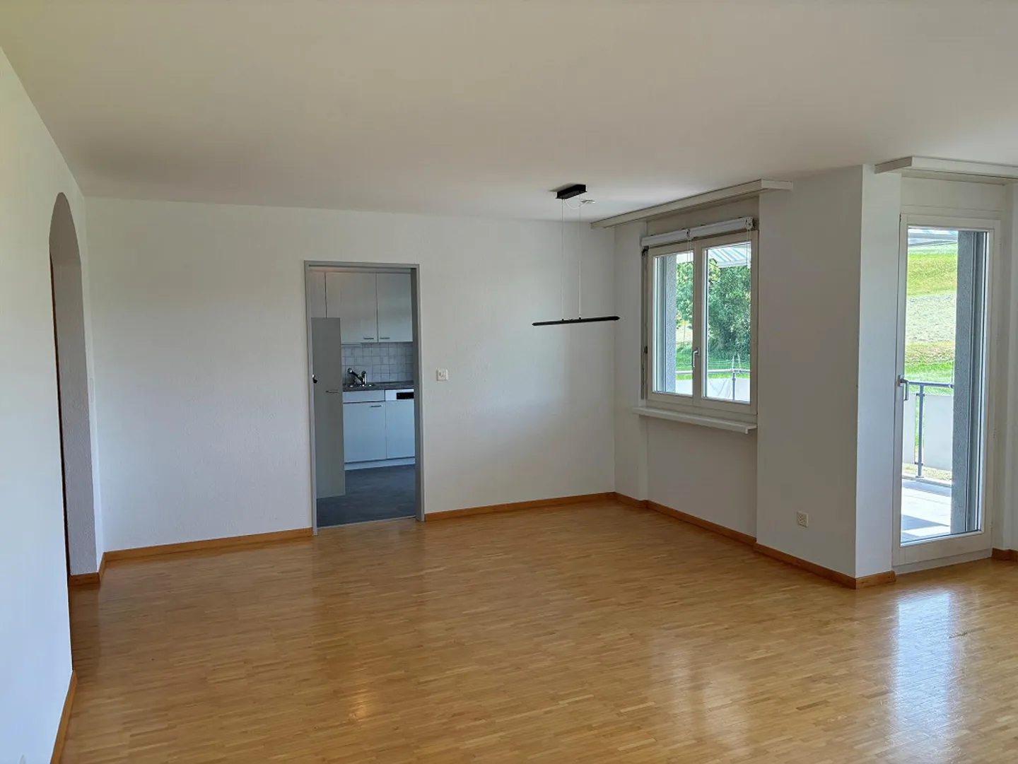 Grosszügige, helle  4 1/2 Zimmerwohnung mit Sicht ins Grüne - Foto 7 von 10