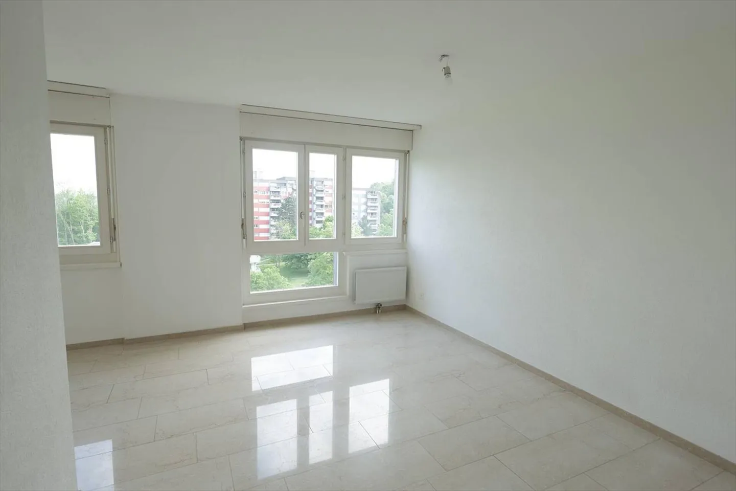 LUMINEUX APPARTEMENT TRAVERSANT DE 3.5 PIÈCES AU 6EME ÉTAGE AVEC BELLE VUE ET EN - Photo 8 sur 13