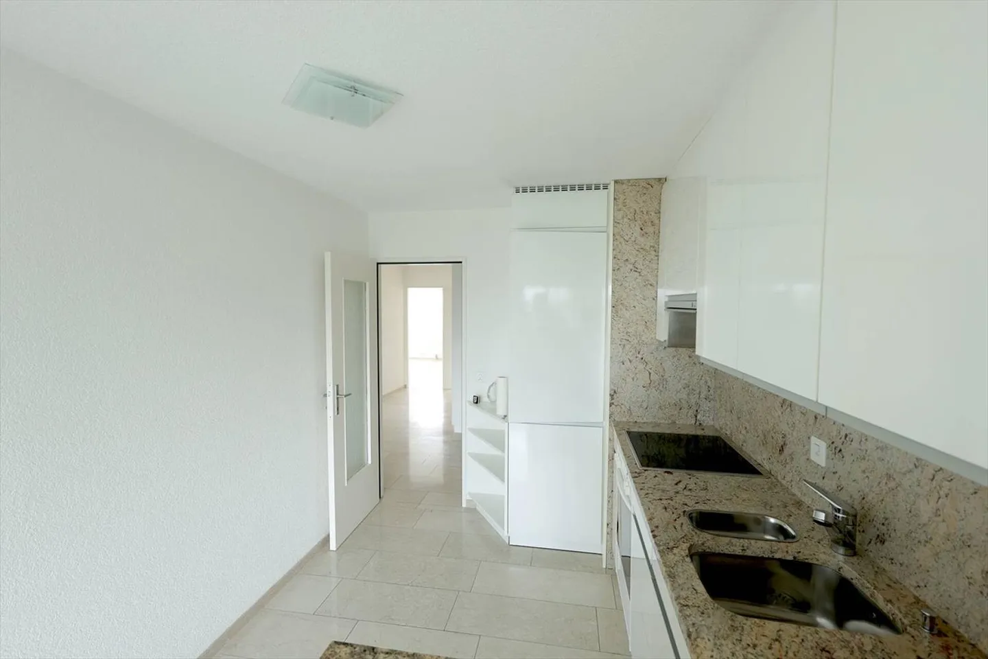 LUMINEUX APPARTEMENT TRAVERSANT DE 3.5 PIÈCES AU 6EME ÉTAGE AVEC BELLE VUE ET EN - Photo 11 sur 13