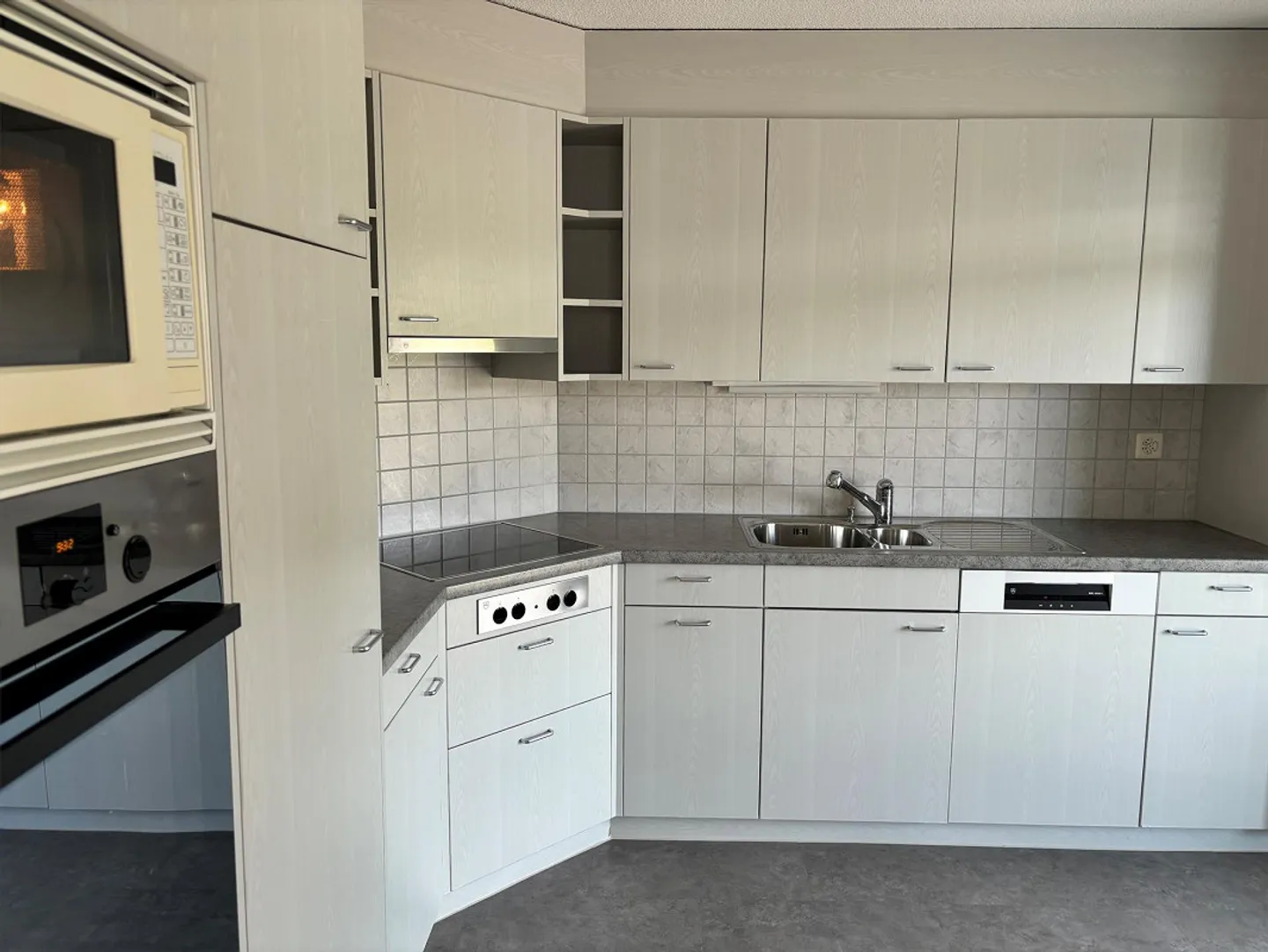 Grosszügige, helle  4 1/2 Zimmerwohnung mit Sicht ins Grüne - Foto 2 von 10