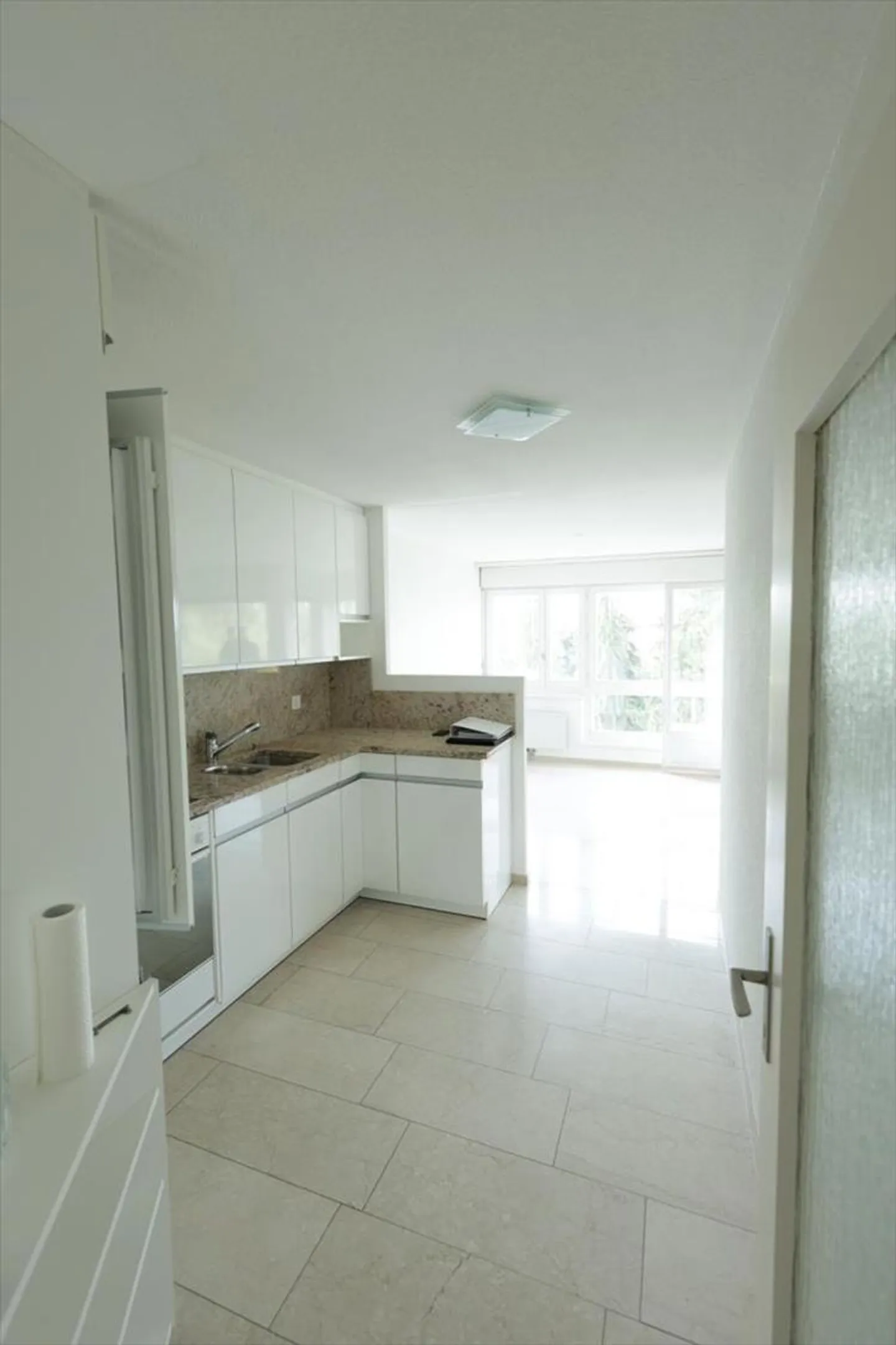 LUMINEUX APPARTEMENT TRAVERSANT DE 3.5 PIÈCES AU 6EME ÉTAGE AVEC BELLE VUE ET EN - Photo 3 sur 13