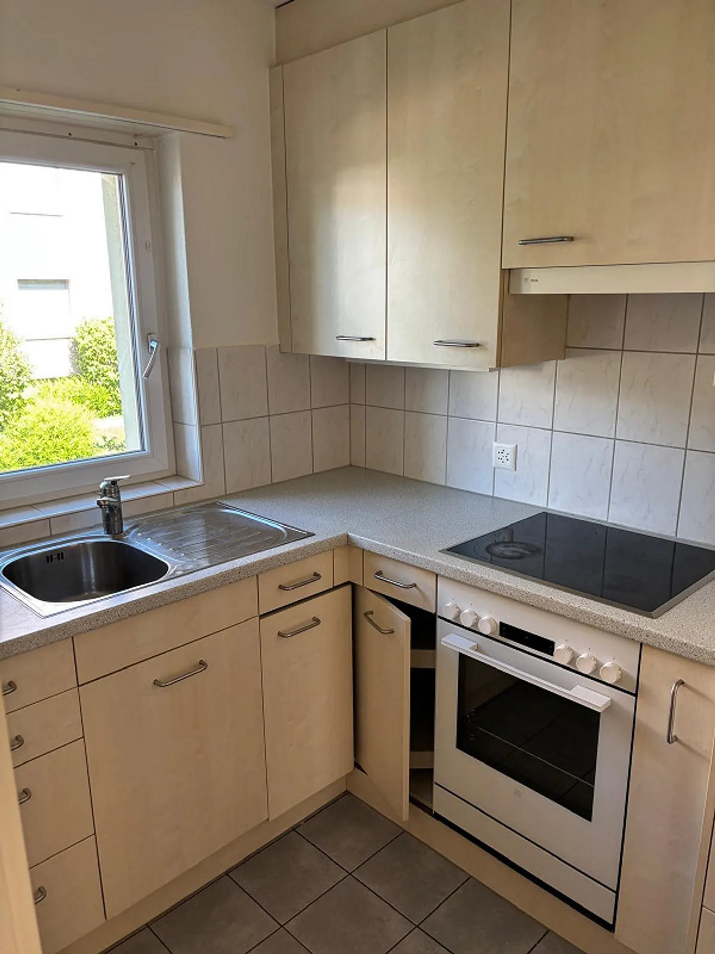 Appartamento 4 locali parzialmente ristrutturato in affitto in una posizione tranquilla - Foto 2 di 7