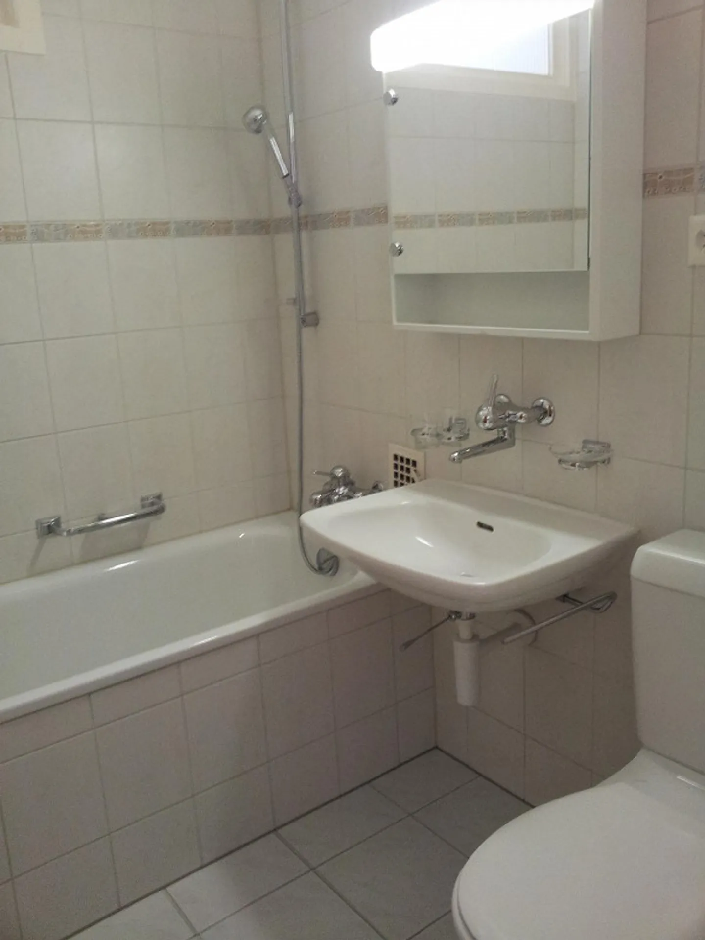Appartamento 4 locali parzialmente ristrutturato in affitto in una posizione tranquilla - Foto 3 di 7