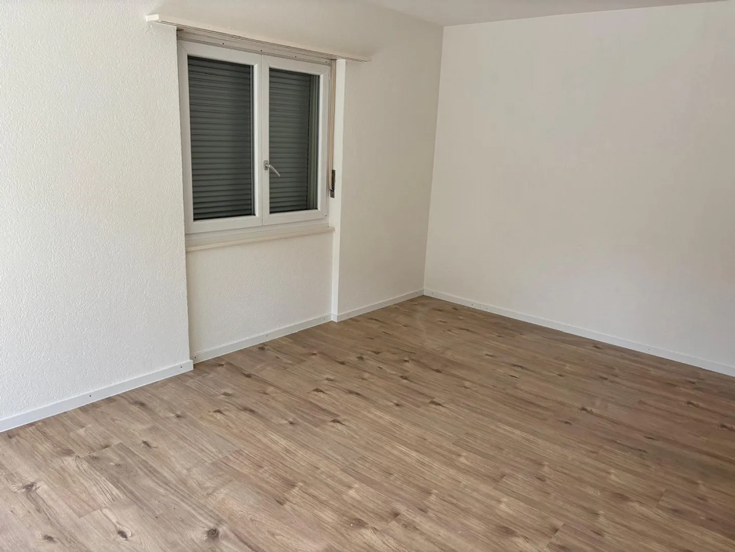 Appartamento 4 locali parzialmente ristrutturato in affitto in una posizione tranquilla - Foto 5 di 7