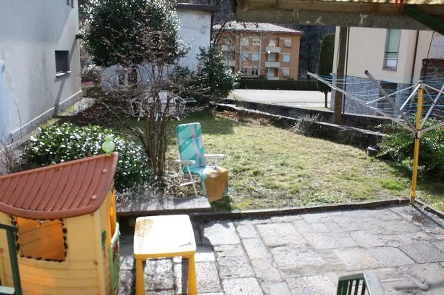 3-Familienhaus mit Gartensitzplatz / casa di 3 appartamenti con giardino - Foto 2 von 13